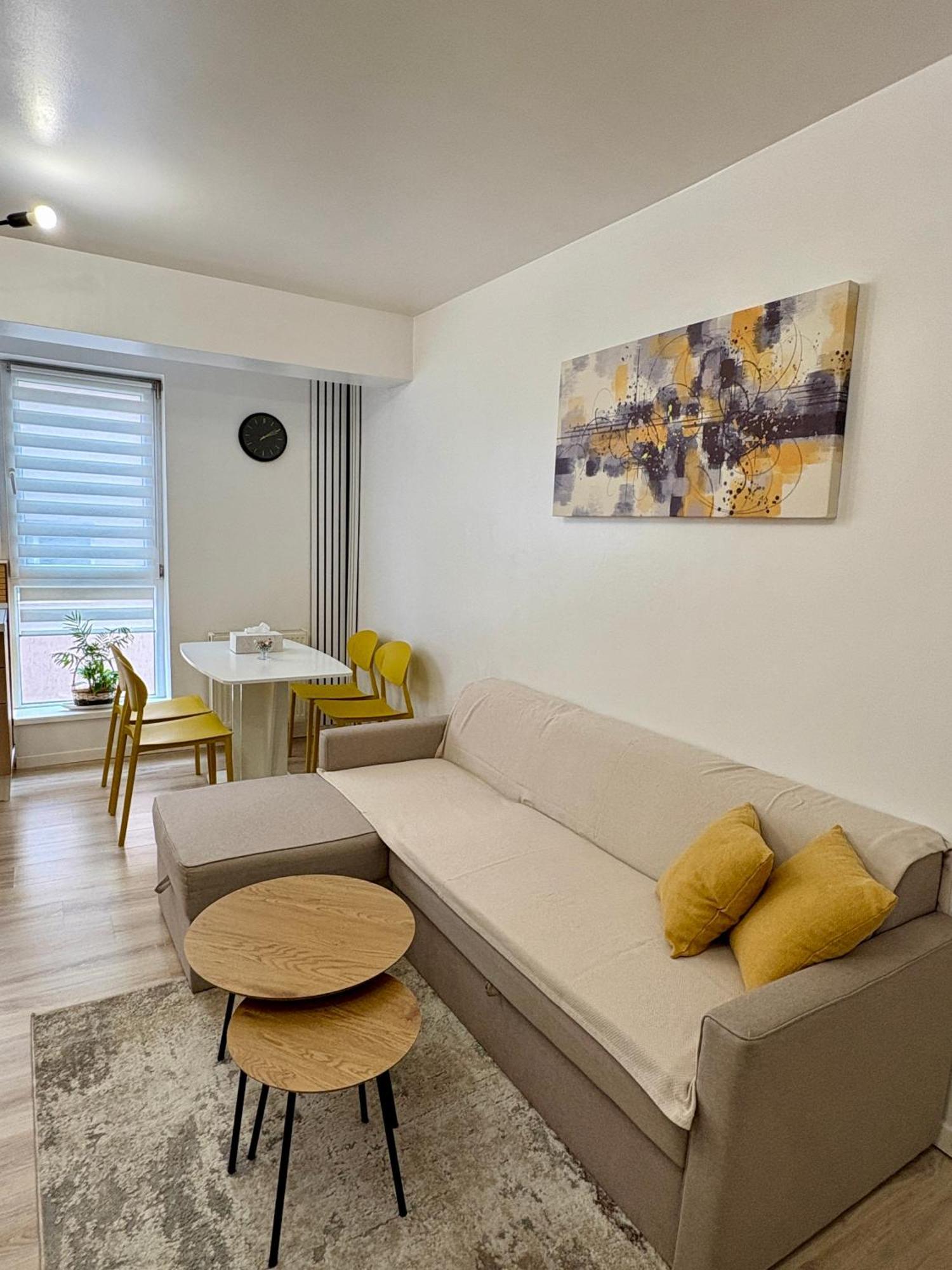 Yellow Apartment Floreşti Dış mekan fotoğraf