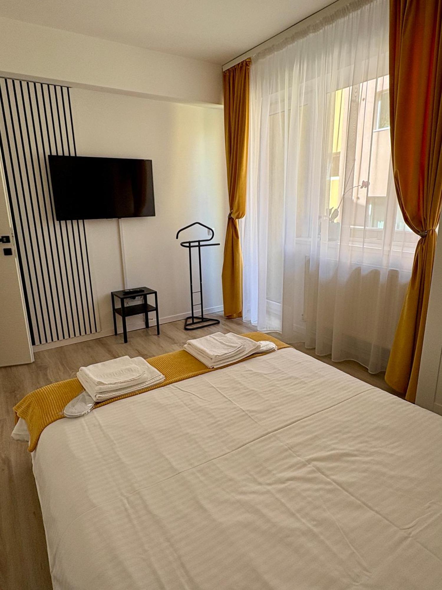 Yellow Apartment Floreşti Dış mekan fotoğraf