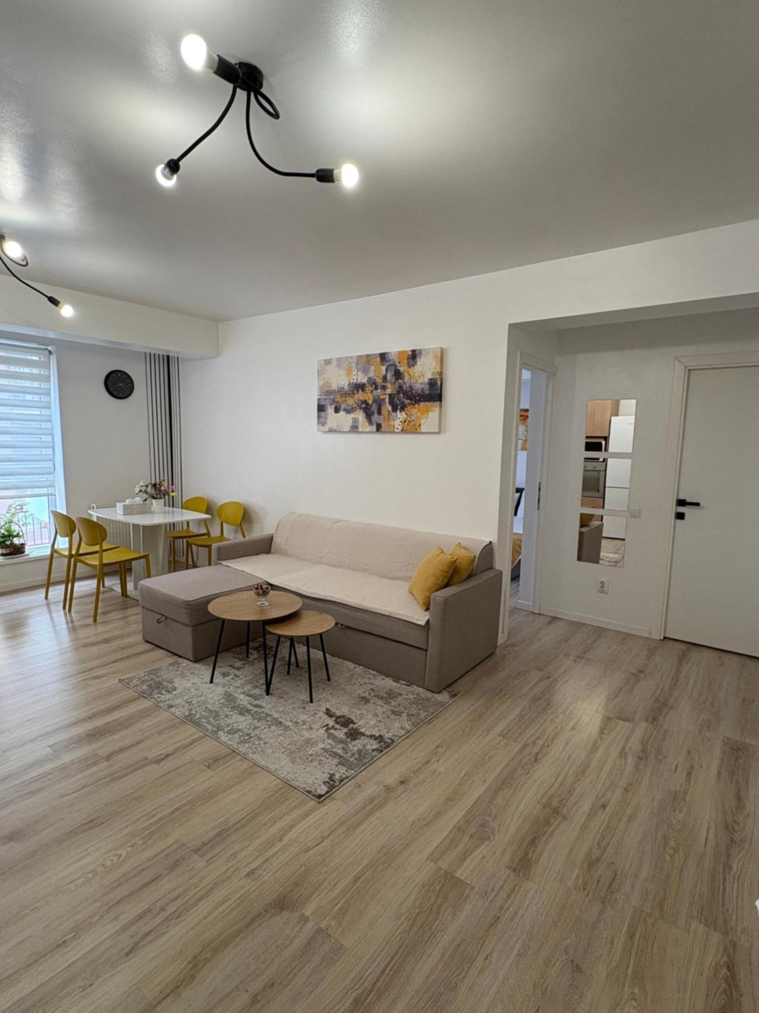 Yellow Apartment Floreşti Dış mekan fotoğraf
